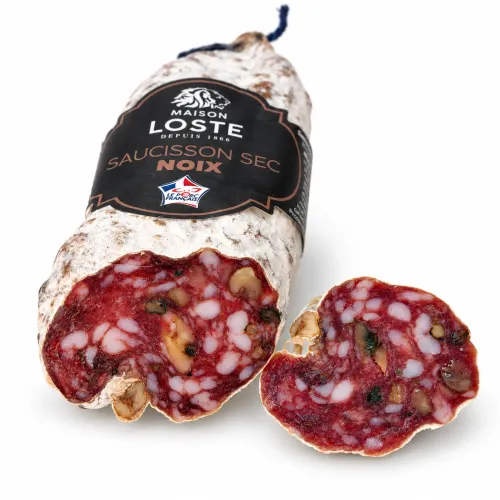 Französische Walnusssalami als hochwertiges Studiofoto mit Walnüssen